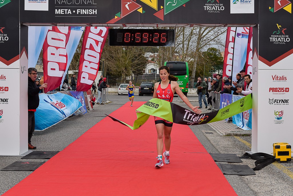 Madalena Almeida, do Alhandra Sporting Clube, a passar a meta em primeiro lugar