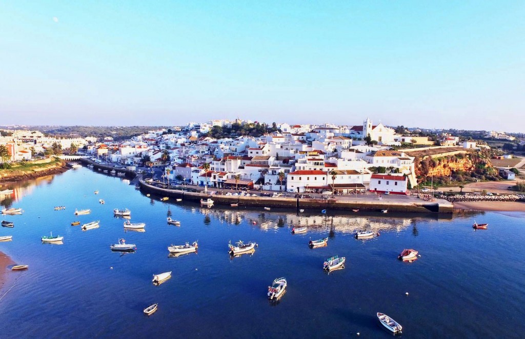 O 1º Triatlo de Lagoa irá realizar-se em Ferragudo, uma encantadora vila 