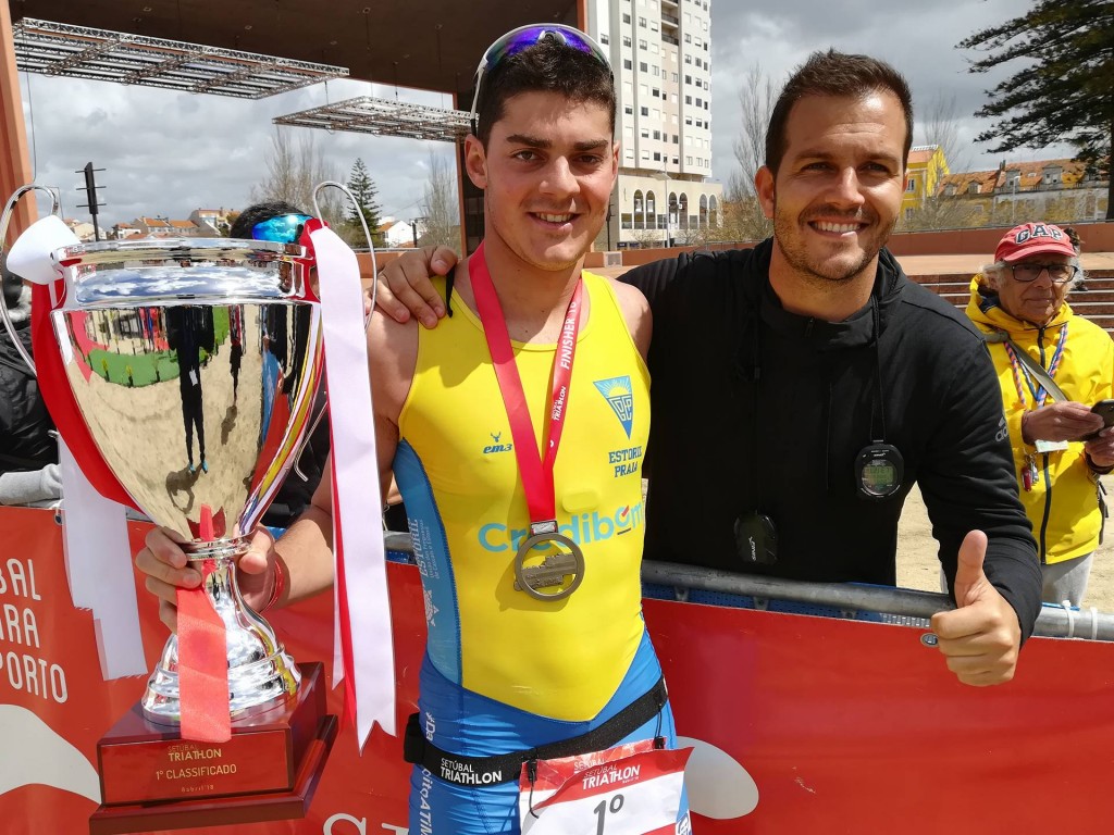 O vencedor da prova a festejar ao lado do treinador, Paulo Antunes