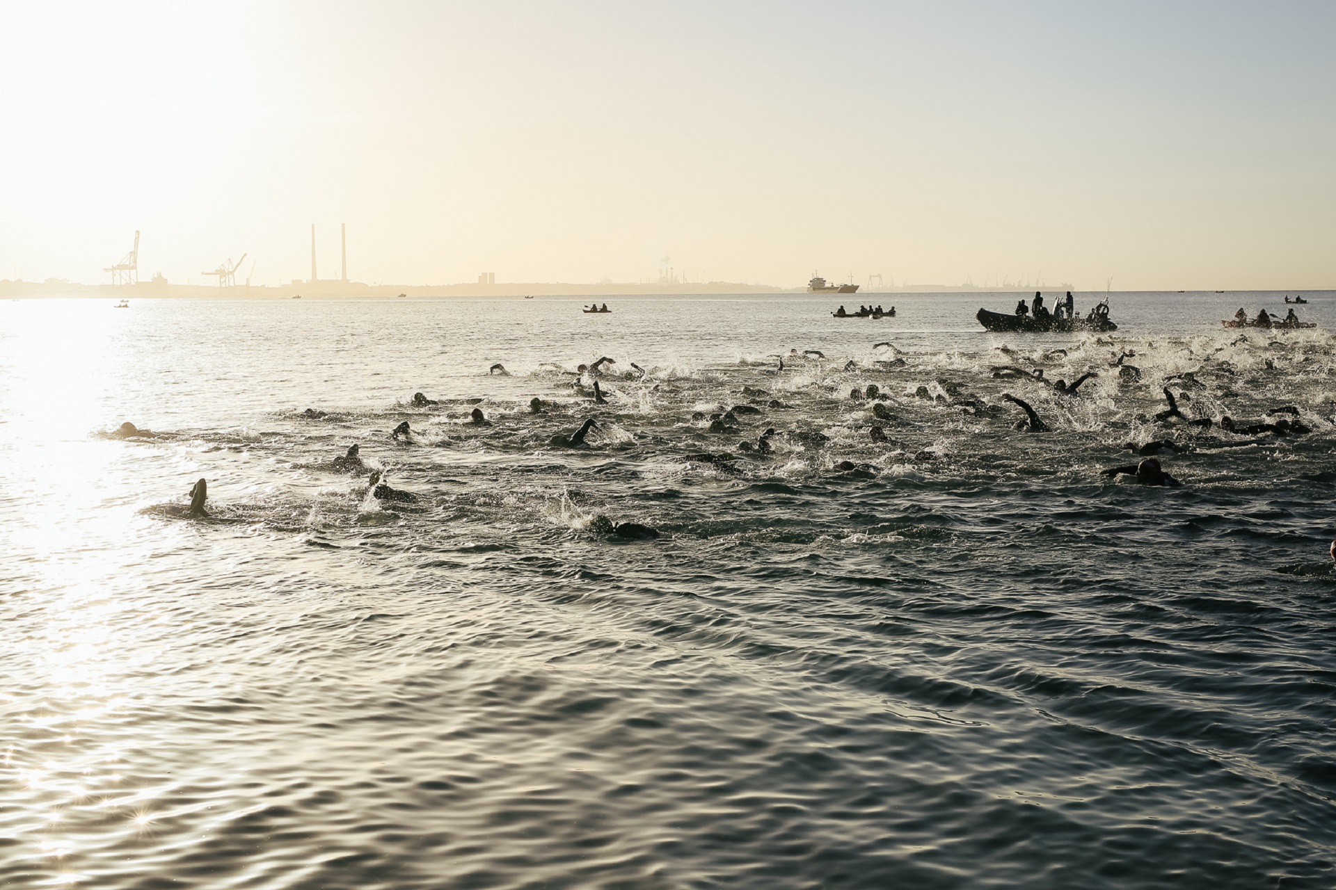Atletas na água no Setúbal Triathlon 2018