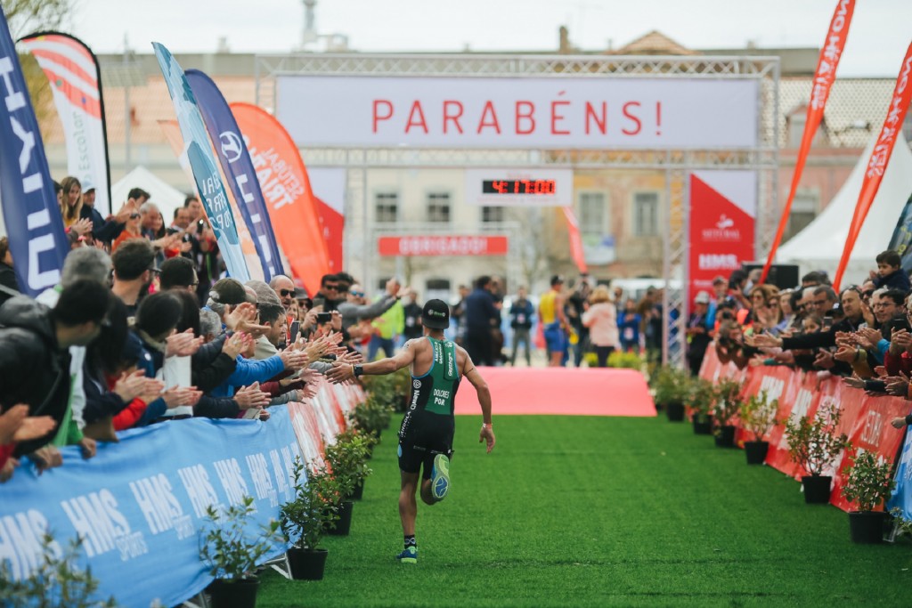 O vencedor da prova a festejar ao lado do treinador, Paulo Antunes