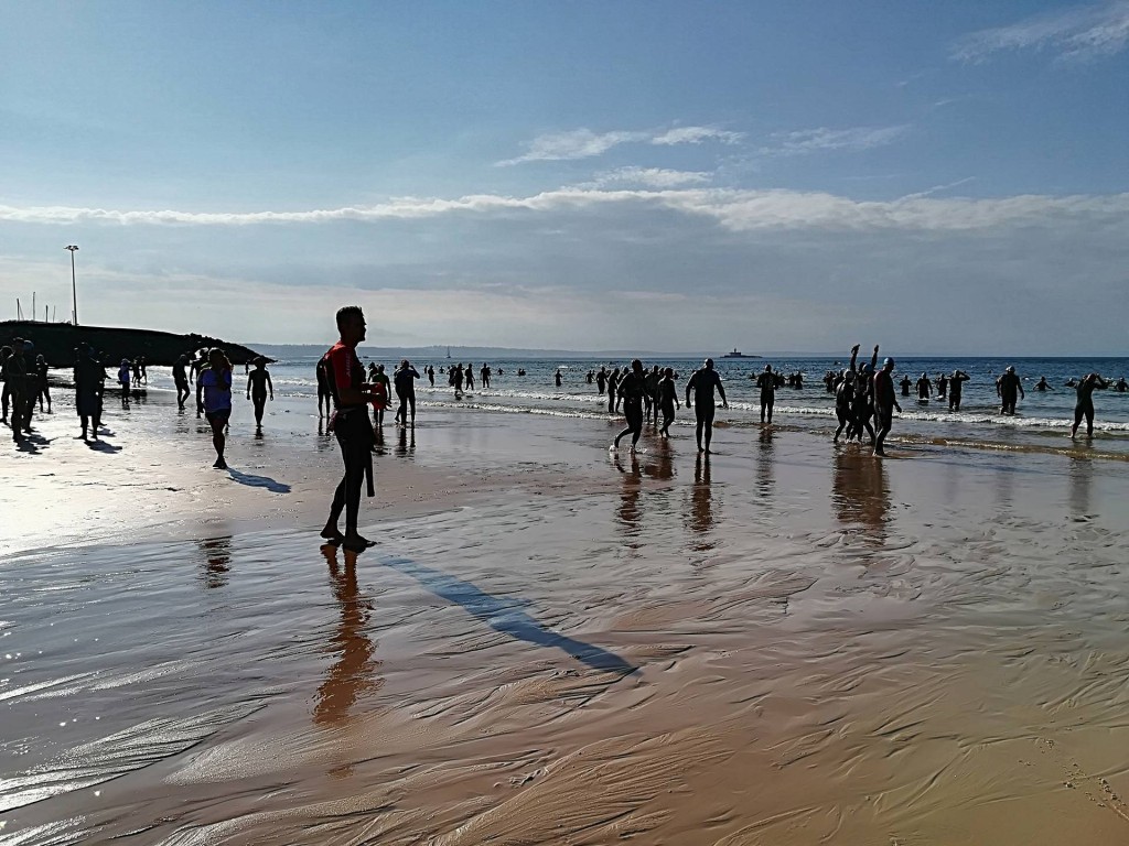 A praia da Torre encheu-se logo de manhã com triatletas, acompanhantes e staff tornando o ambiente muito acolhedor 