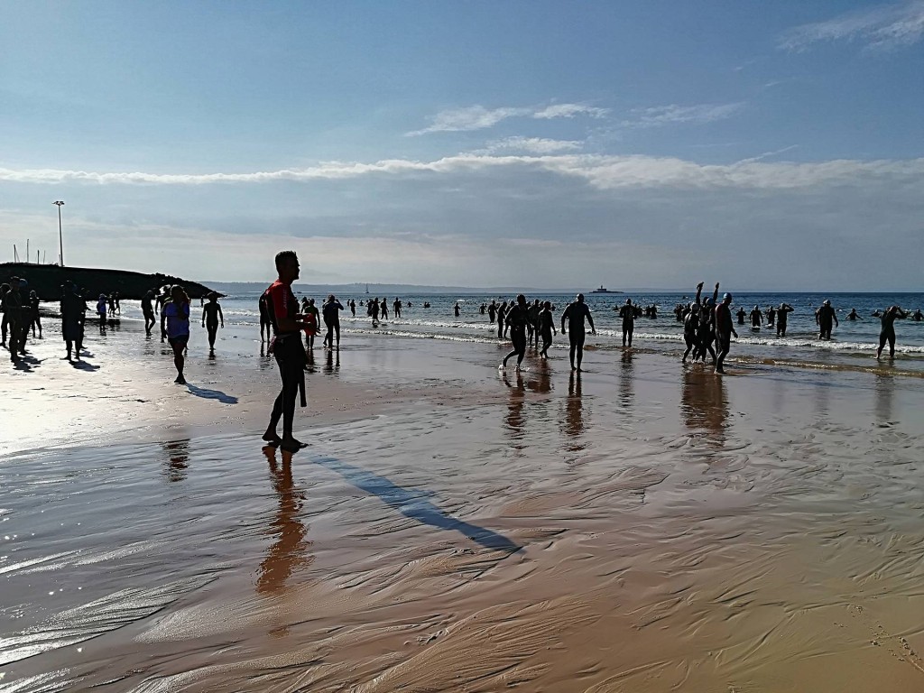 A praia da Torre encheu-se logo de manhã com triatletas, acompanhantes e staff tornando o ambiente muito acolhedor