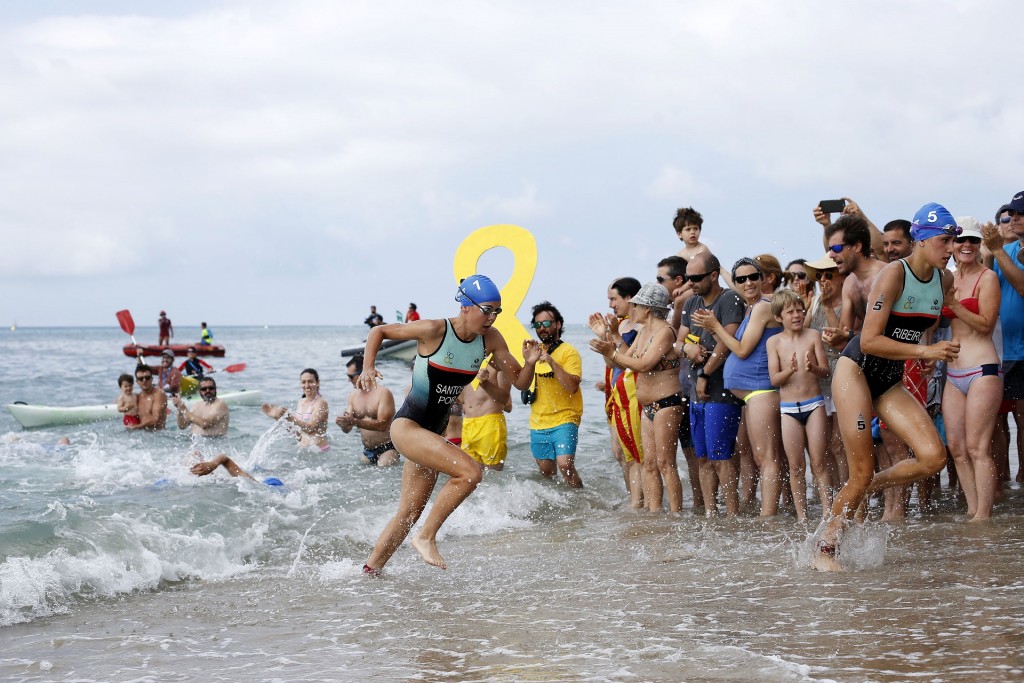Gabriela Ribeiro fez uma natação forte, saindo em segundo lugar da água
