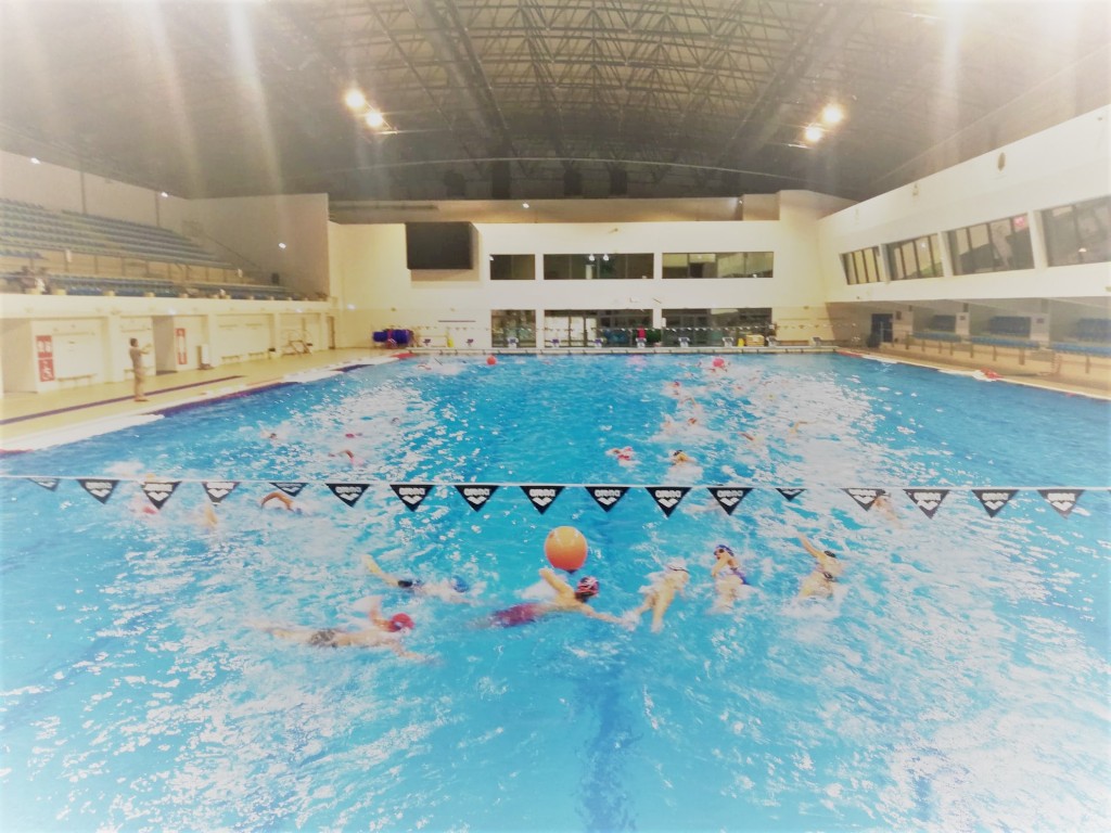 A colocação de boias na piscina simulou um treino de águas abertas