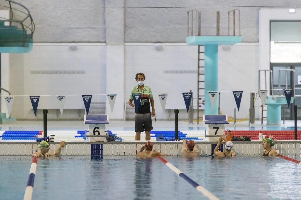 Os triatletas treinam diariamente o segmento de natação 