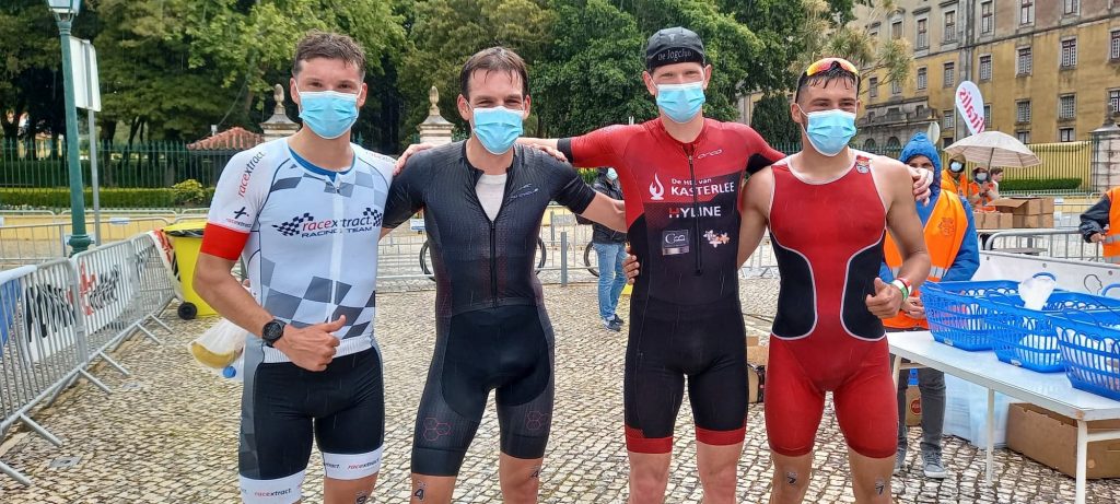 O alemão Dominik, com o vencedor holandês Daan De Groot, Seppe Odeyn, da Bélgica, que ficou em segundo e António Barata, na quarta posição