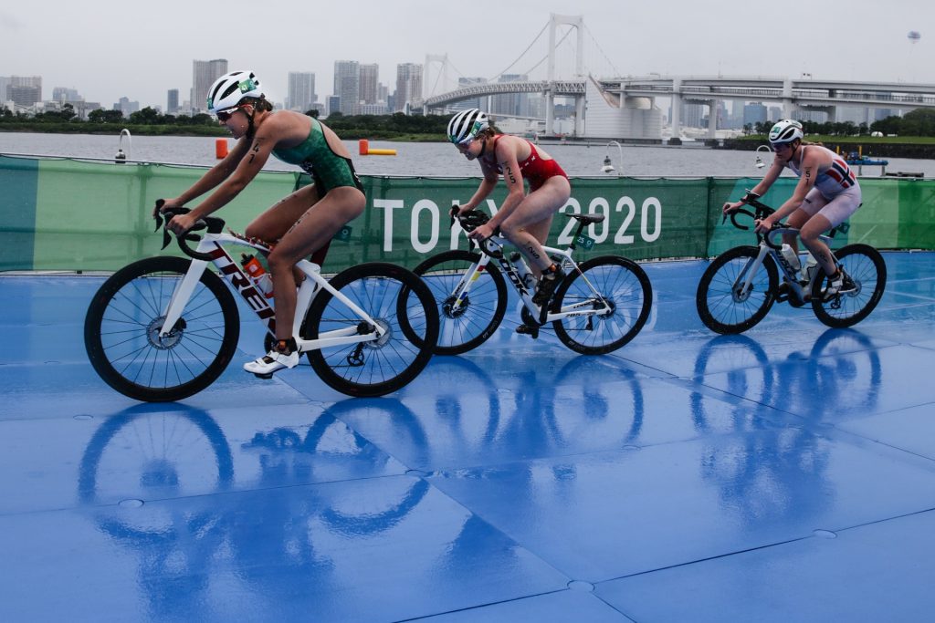 O ciclismo era muito técnico com o piso molhado a dificultar mais a prova das atletas