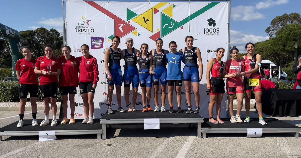 Pódio colectivo feminino do II Triatlo Quinta do LAgo